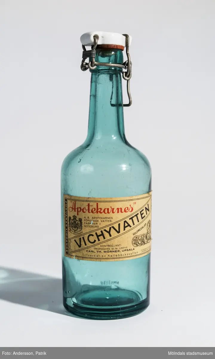 Glasflaska med porslings kork från Apotekarnes, tidigare innehåll Vichyvatten. Tillverkad av Kallebäcksvatten.