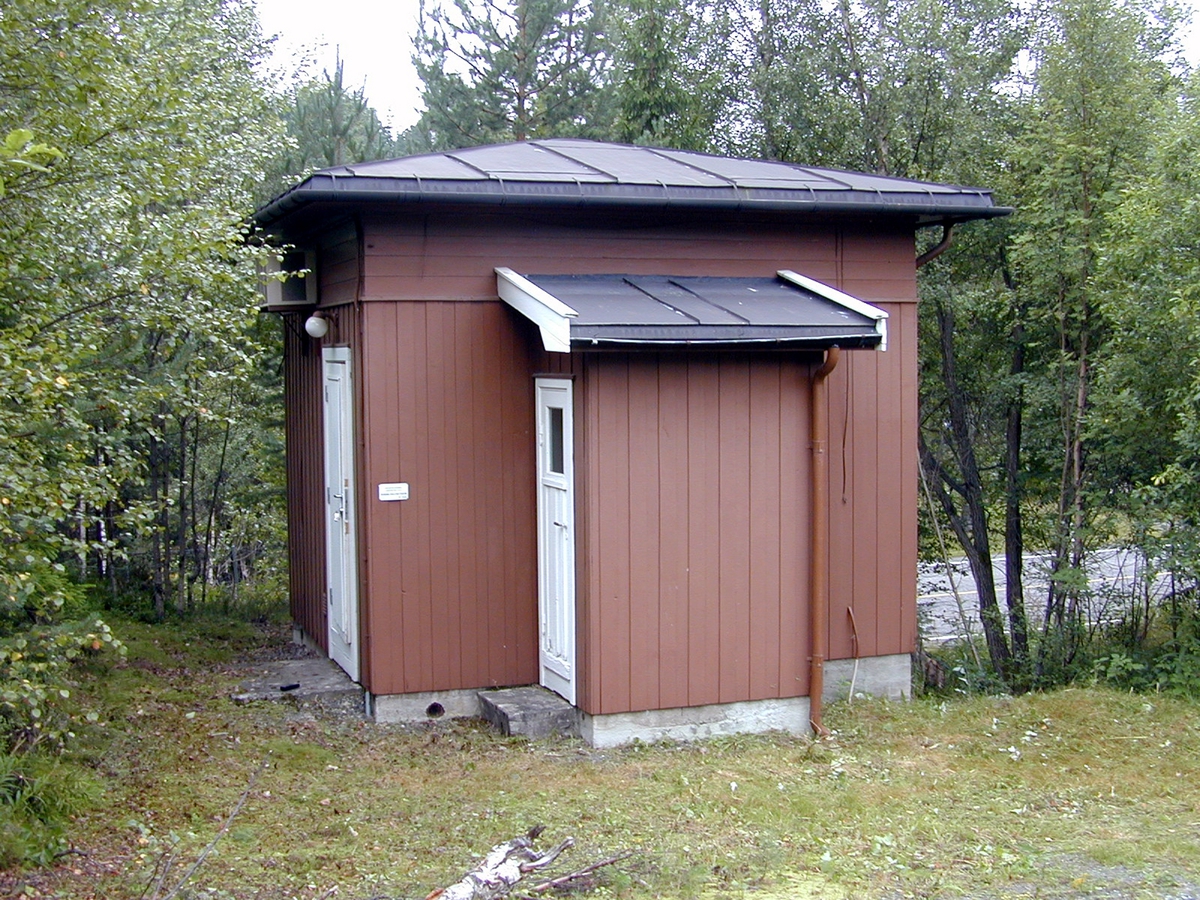 Meheia automatsentral representerer et typisk standardhus, som seinere er utvidet med et tilbygg for toalett. Sentralen ble bygget som en LO-30, også kalt bondesentral. Denne ble byttet ut med en 8B-sentral rundt 1970.