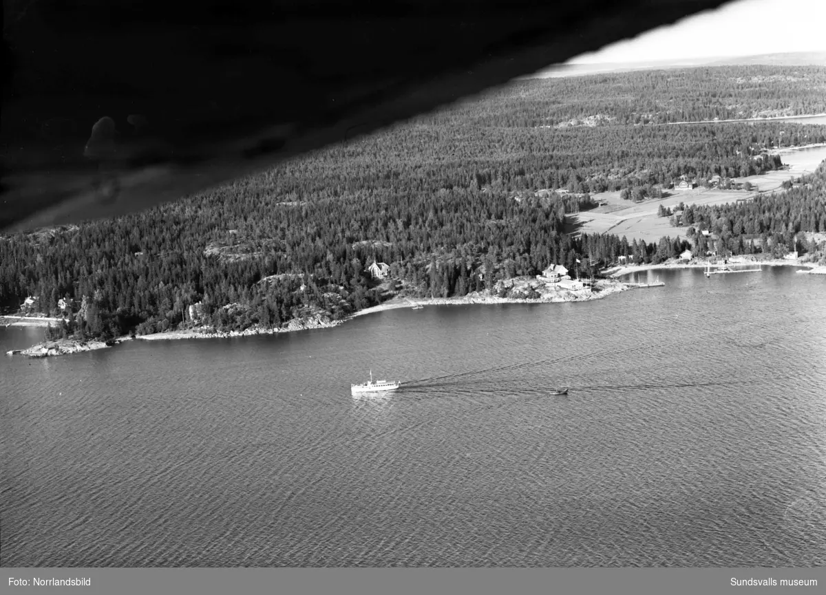 Flygfoton på passagerarbåten Aramis utanför Vindhem på södra Alnö.
