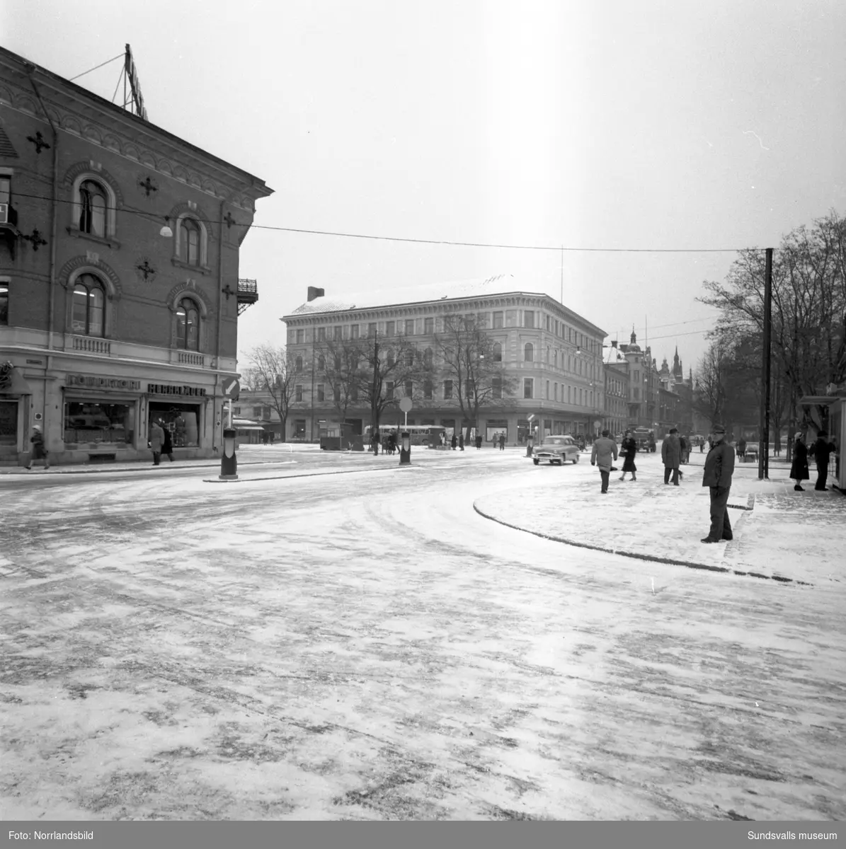 Vinterbild på Kreditbankens hus vid Esplanaden-Storgatan sett från Stora torget.