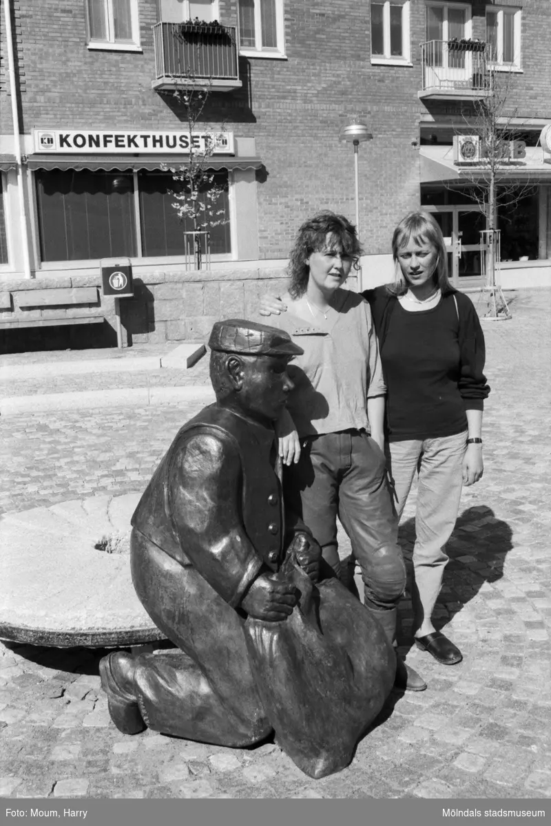 Två kvinnor vid statyn Albert på Mölndals Torg, år 1985.
Fotografi taget av Harry Moum, Mölndals-Posten.