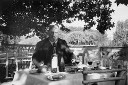 Christian Thams på en restaurant i Romania.