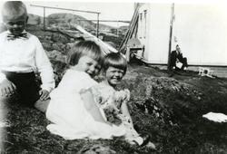 Gudbrand, Randi og Kirsten Svendsgaard med Ivar Iversen i ba