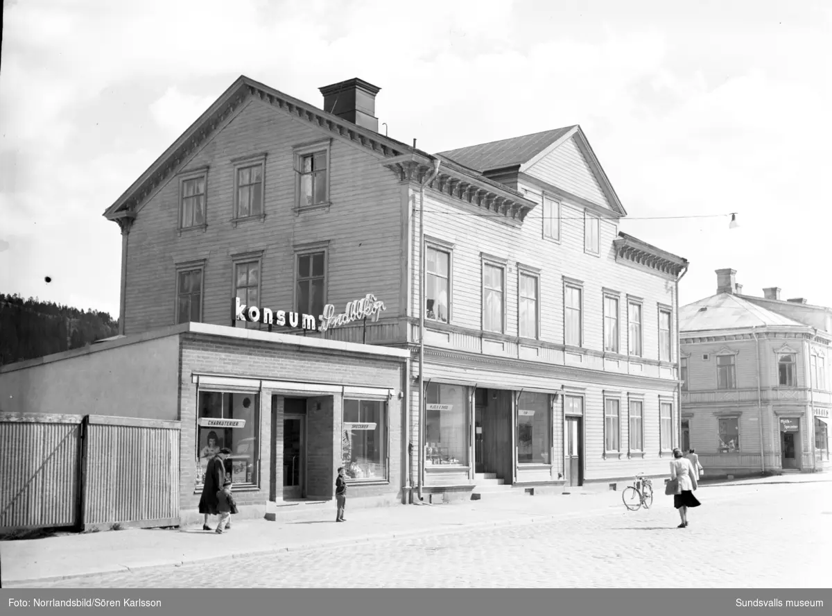 Konsumbutik på Storgatan 60. Längst till höger skymtar Öhmans affär.
