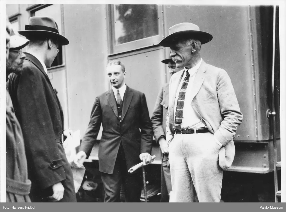 Fridtjof Nansen blir tatt i mot av Maksim Litvinov på en jernbanestasjon i Moskva 1928.