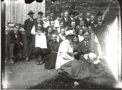 Ein stor gruppe mennesker i festantrekk. På tur i oddaområde