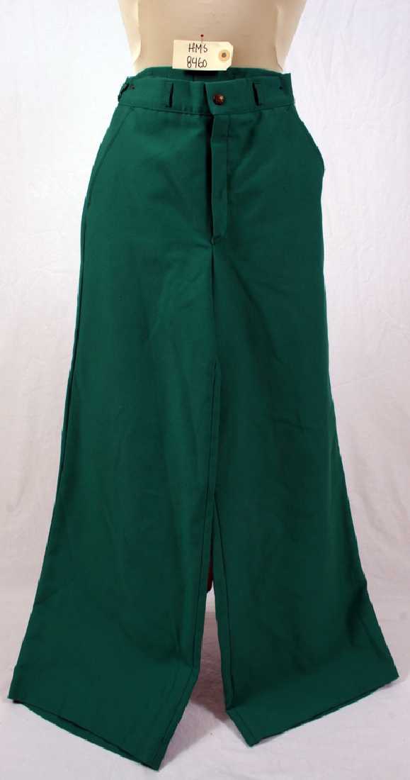 grønn bukse med høyt liv og sleng - vide ben, knapp/hempe og glidelås i gylf, hemper for belte, lommer foran. 