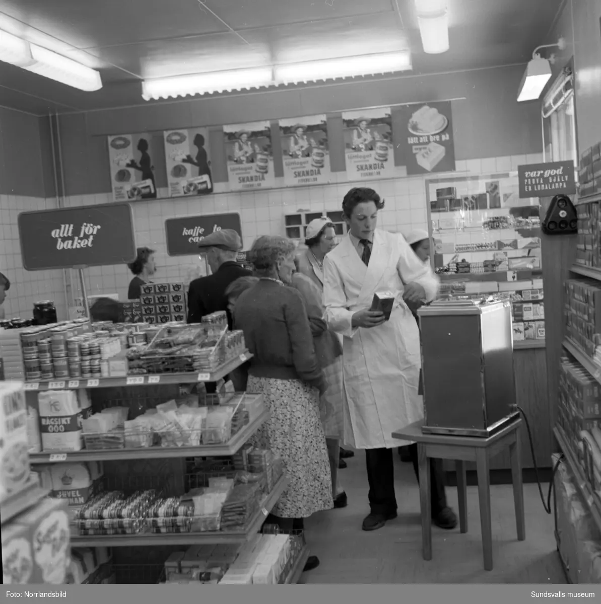 I juni 1955 var det nypremiär för Konsum på Södermalmsgatan 24 och lilla Pia som var där med sin mamma fick en sparbössa i form av en liten Cirkelkaffeburk. Affären som var stadens allra första konsumbutik startades 1916 med handlare Carl Fredrik Jonsson som föreståndare.  Festligheterna 1955 föranleddes av att butiken moderniserats och byggts om till självbetjäningsbutik, fått nya kylrum och kyldiskar, samt utrustats med nymodigheter som diskar för djupfrysta varor. Byggnaden är numera riven och ersatt av bostäder.