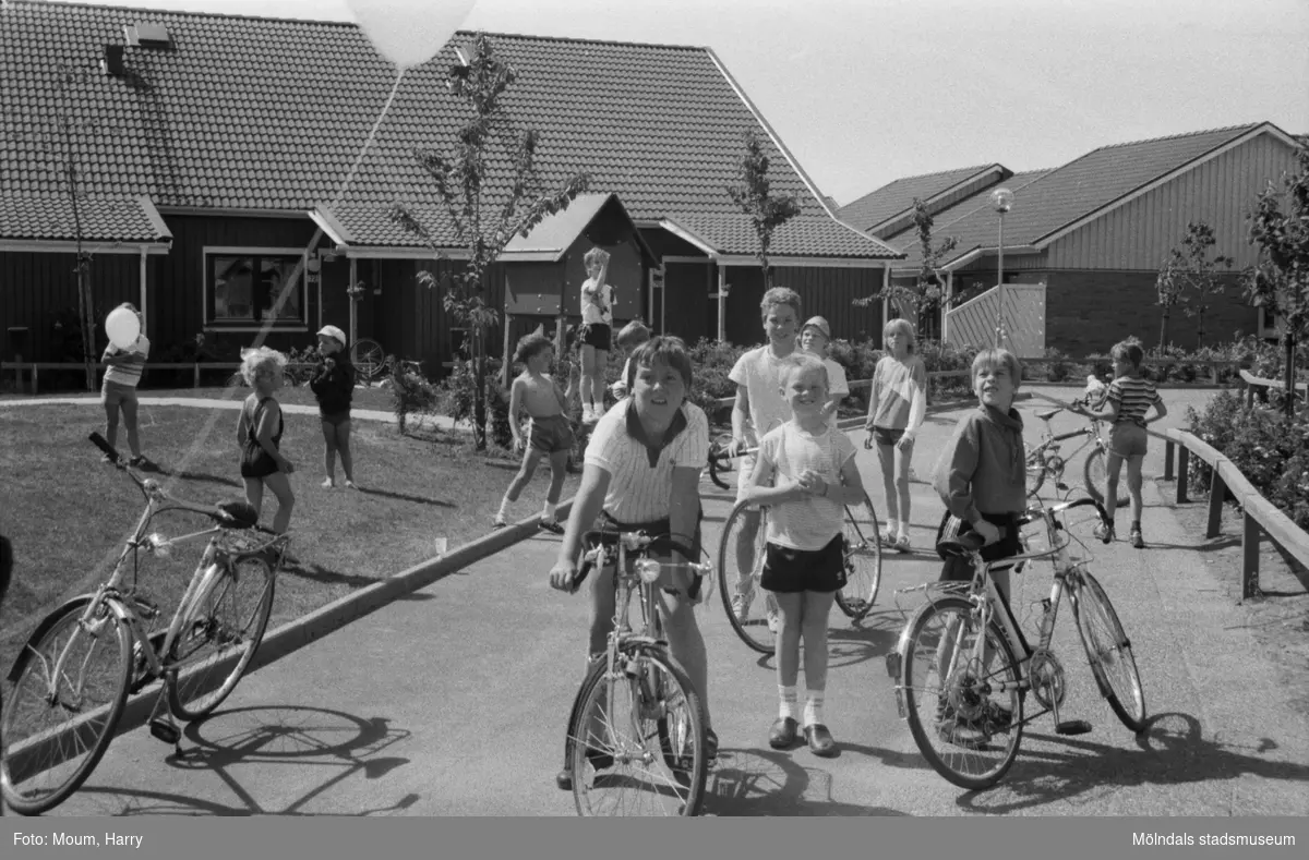 Firande av Kyrkängens dag i Lindome, år 1985.

För mer information om bilden se under tilläggsinformation.