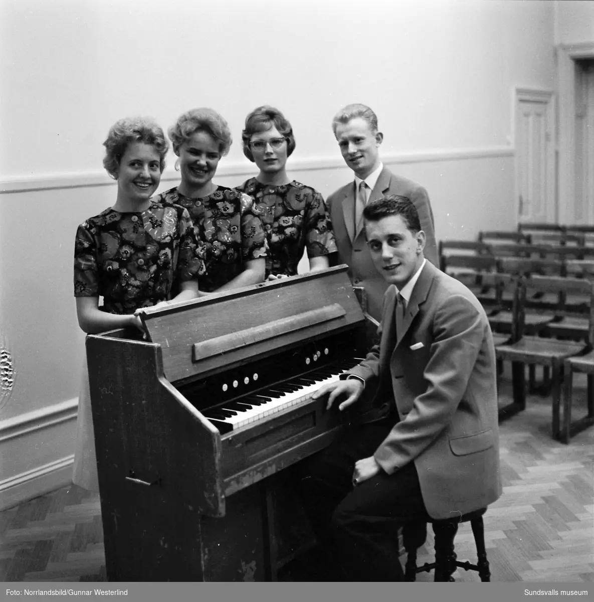 Kjell Lönnå med sin kvintett "Fem i fyrklang" i Elimkyrkan.
Från vänster: Marianne Stadling, Britt-Marie Backlund, Birgitta Carlsson och Lennart Stadling.