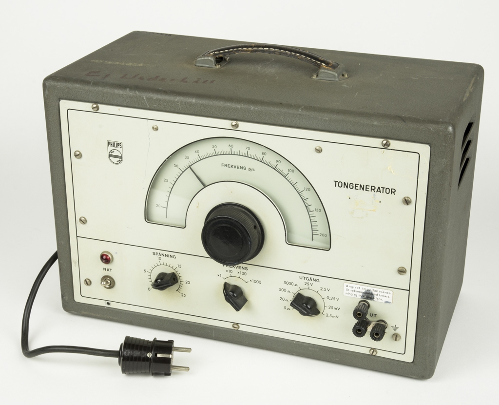 Tongenerator GM2305A. Frekvensinställning P/S 20-200. Tongenerator är en elektrisk signalgenerator av tonfrekvent växelspänning för mätningar på audioutrsutningar. P/S står för period per sekund och är en frekvensenhet av vilken internationellt motsvaras av Hz. 1Hz=1P/S.