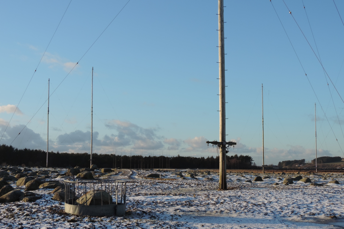 Mastene er knyttet til mottakerstasjonen for Rogaland radio. Anlegget består av 30 tremaster i formasjon. Mastene er rundt 20 meter høye og bærer retningsantenner for kortbølgemottakerne, såkalte rombeantenner. Anlegget står praktisk talt uendret siden etableringen i 1959.