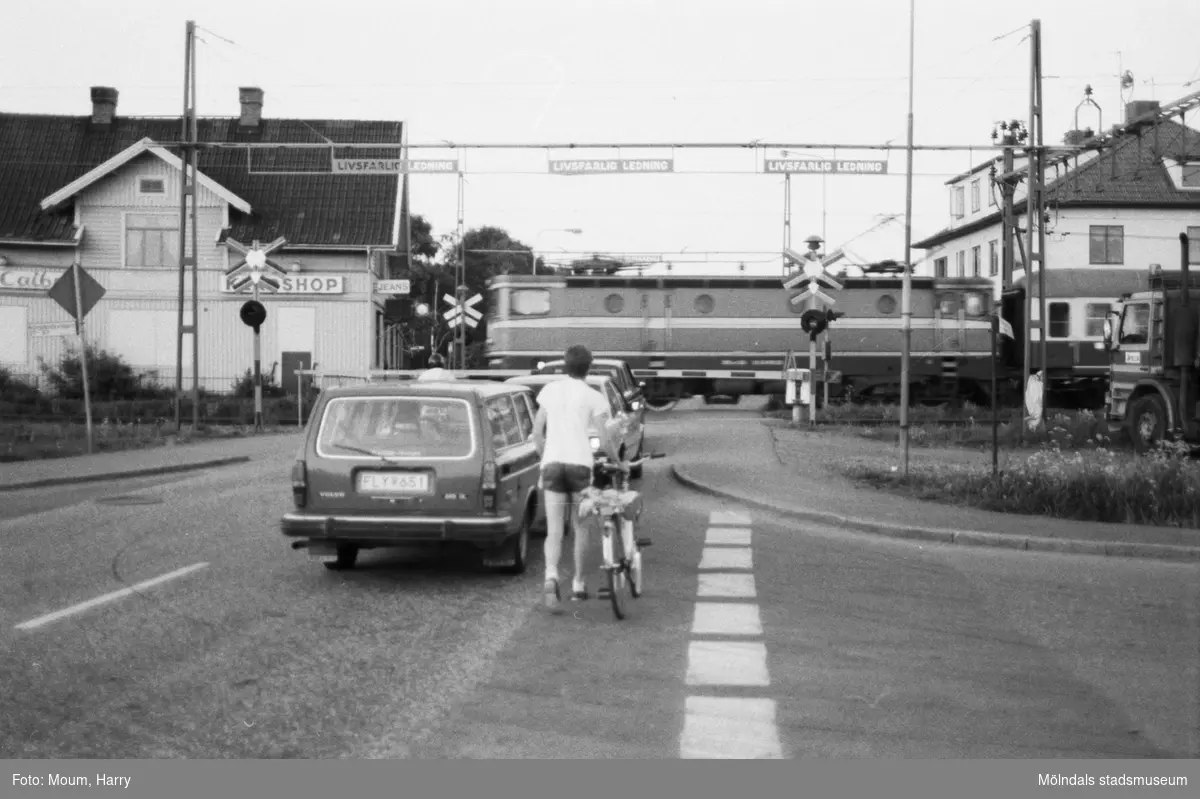 Planering för trafikomläggning i Kållered, år 1985. Järnvägsövergången vid Labackavägen.

För mer information om bilden se under tilläggsinformation.