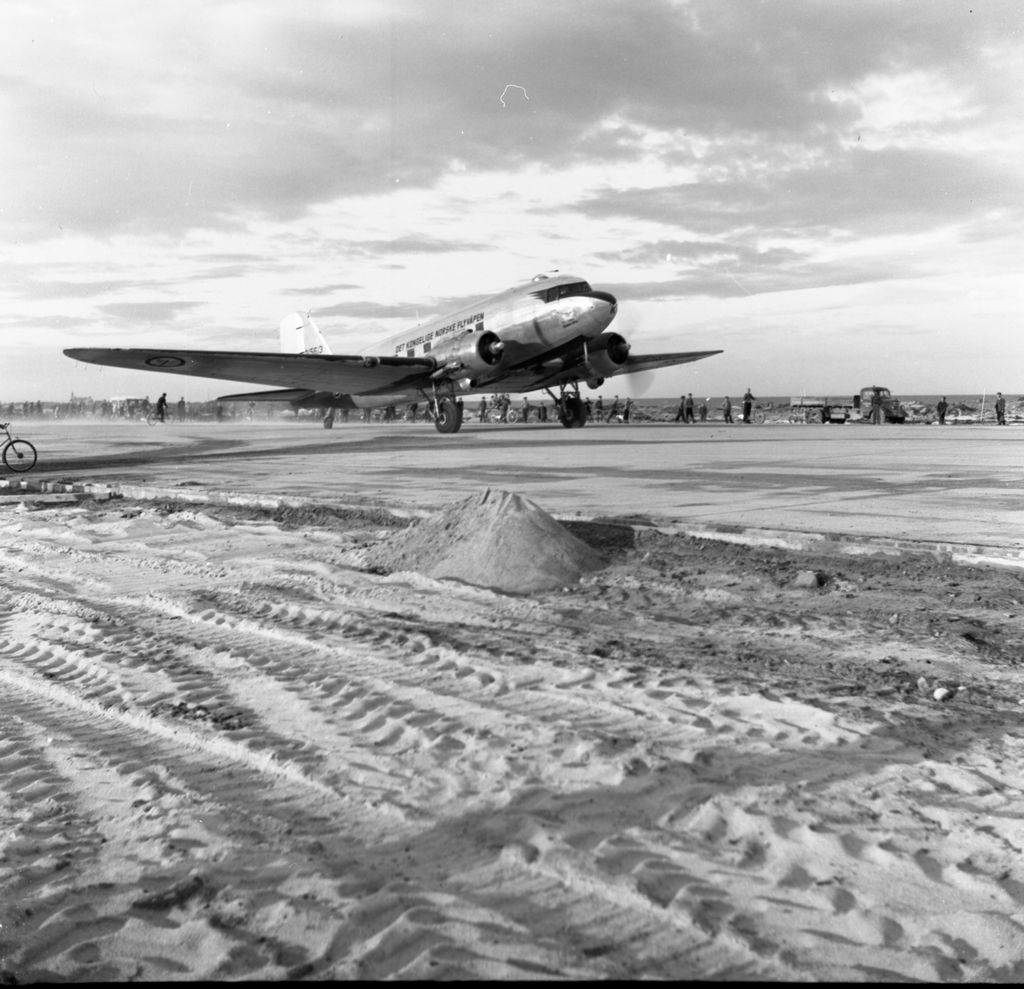 Første flylanding på Andenes flyplass, 17. september 1954. Stormløp fra Andenes for å se begivenheten.