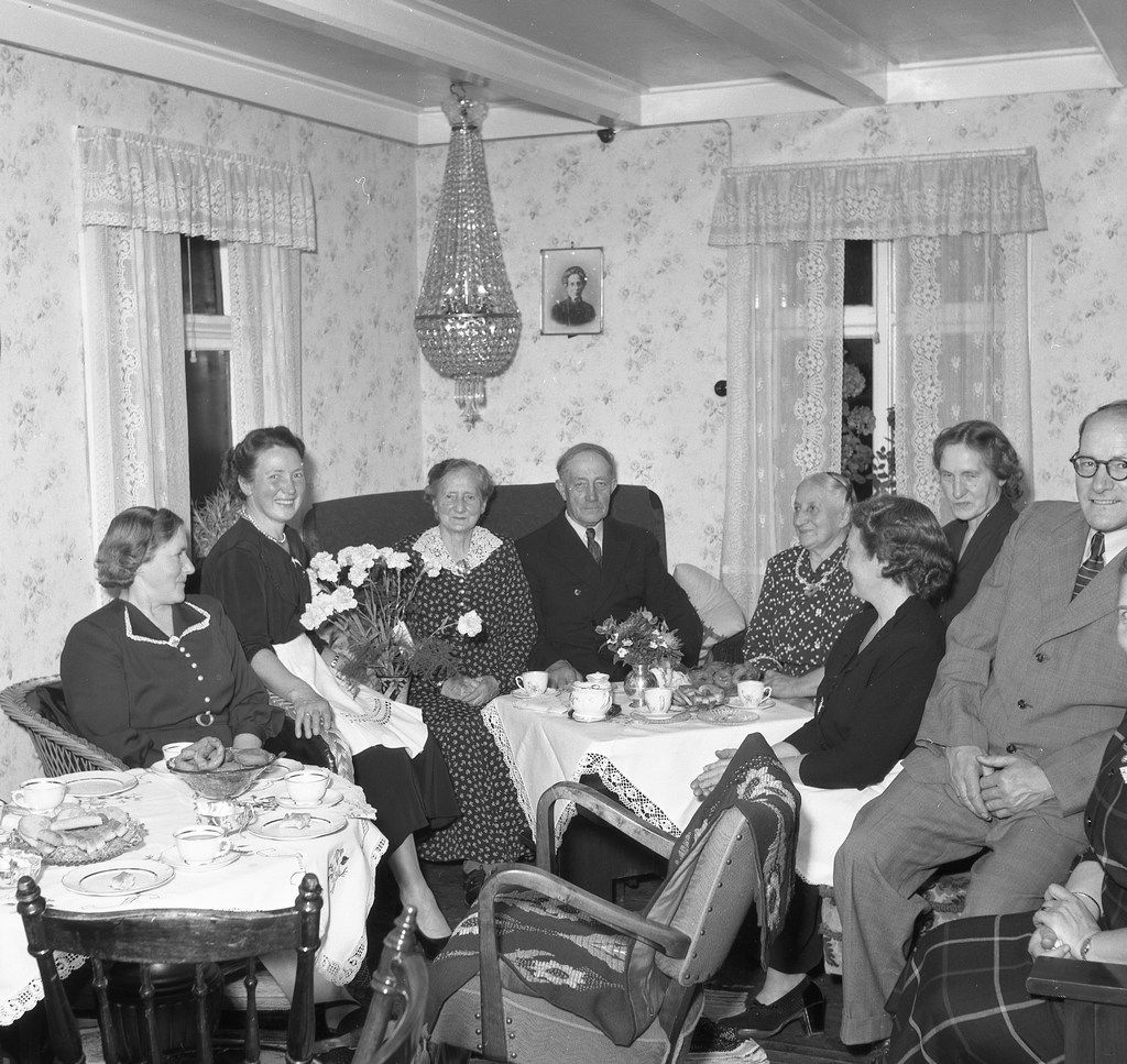 Familien Olaisen i 80 årsdag hjemme 30. september 1954.