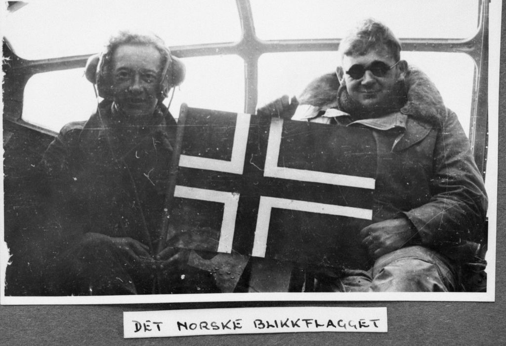 Andøya Flystasjon, 25års jubileum 333-skvadron. Blikkflagget ble bragt med under oppdrag.
Repro.