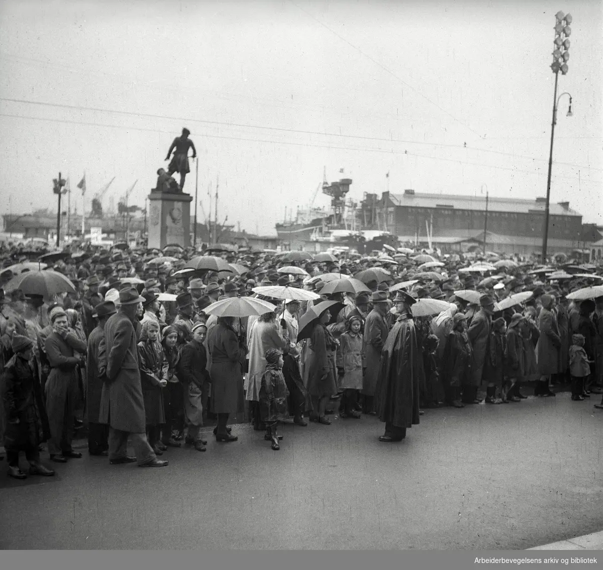 1. mai 1948, Rådhusplassen.