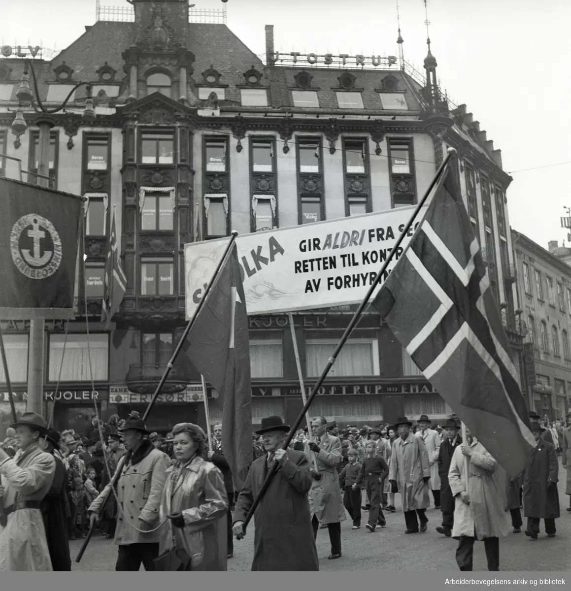 1. mai 1950, demonstrasjonstoget. Parole: Sjøfolka gir aldri fra seg retten til kontroll av forhyringen.