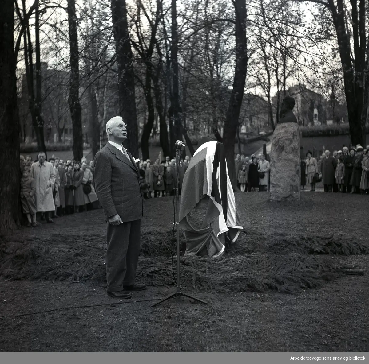 1. mai 1952, Halvdan Koht avduker gravstein på graven til Marcus Thrane på Vår Frelsers gravlund.