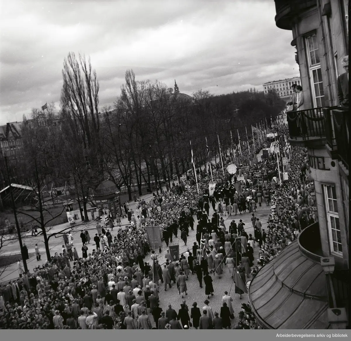 1. mai 1952 i Oslo.Demonstrasjonstoget i Karl Johans gate.
