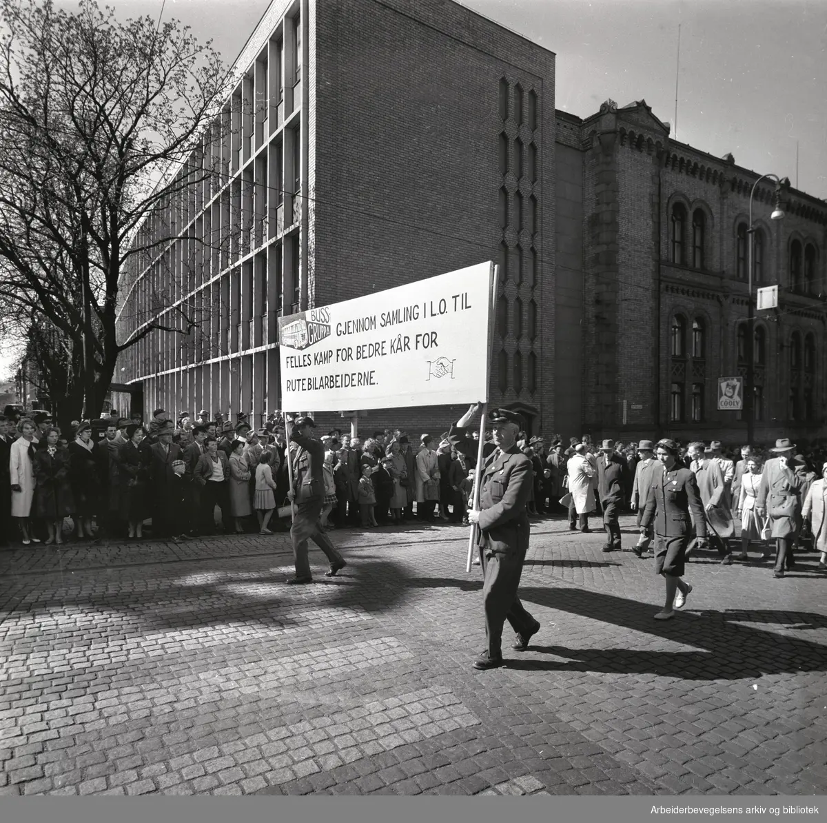 1. mai 1960 i Oslo.Karl Johans gate..Demonstrasjonstoget..Transparent: Gjennom samling i LO til felles kamp for bedre kår for rutebilarbeiderne..