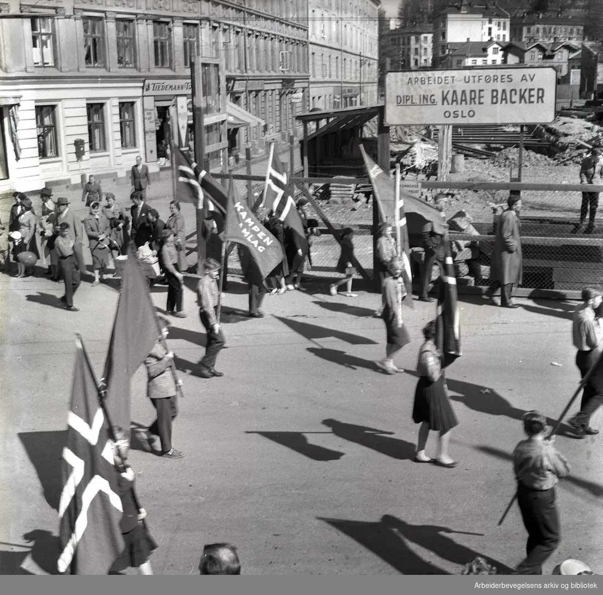 1. mai 1960 i Oslo. Framfylkingens tog ved Sørligate, Sørli plass. Kampen framlag.