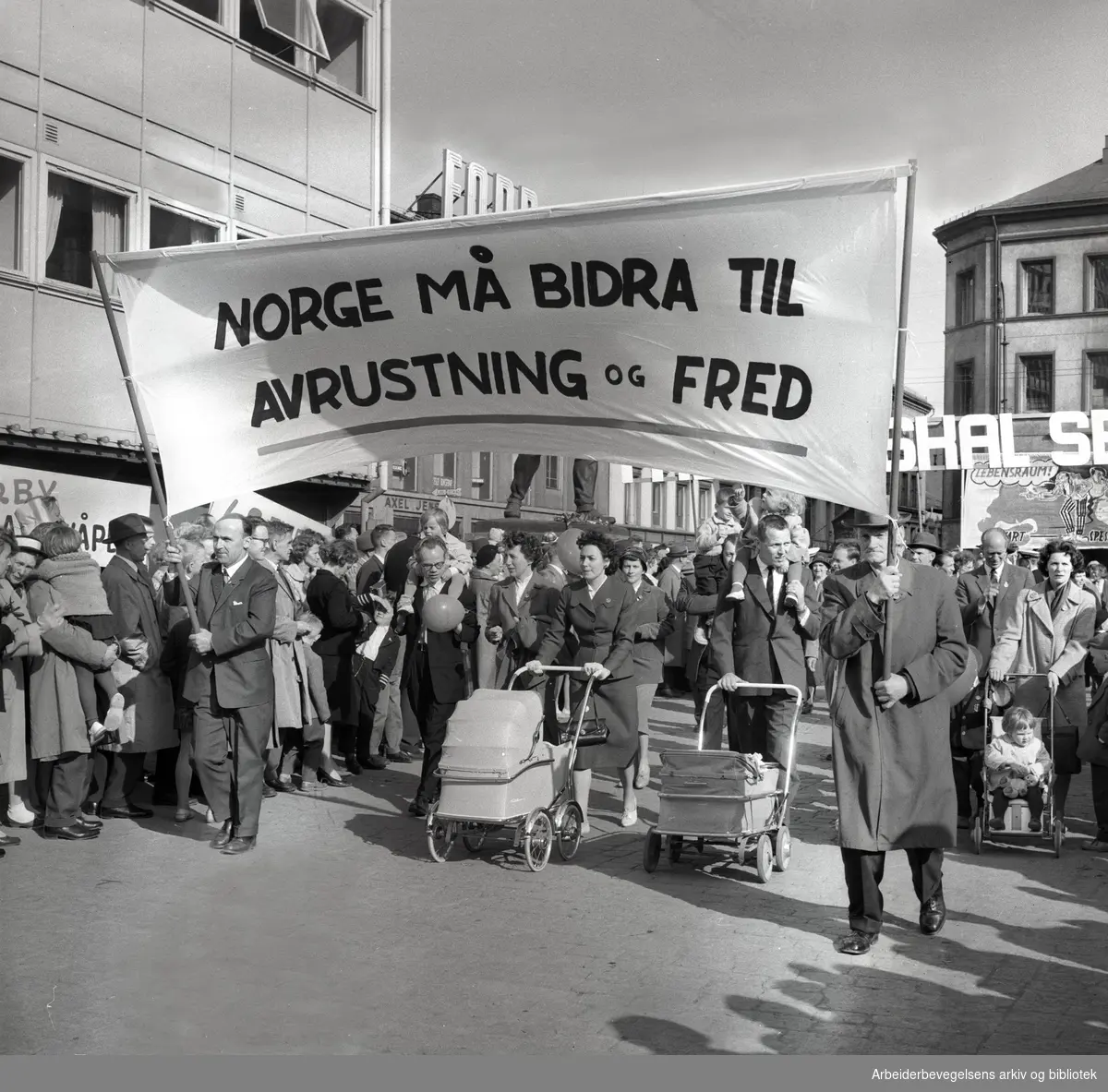 1. mai 1961, kommunistpartiets demonstrasjonstog inn på Youngstorget. Parole: Norge må bidra til avrustning og fred.