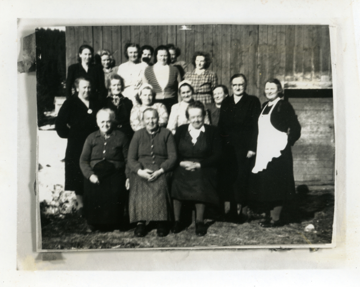 Misjonsmøte i Steinsetbygda, Etnedal. Bildet er tatt ca 1950. Bildet var trykket i avisa "Valdres" 16.08.1984