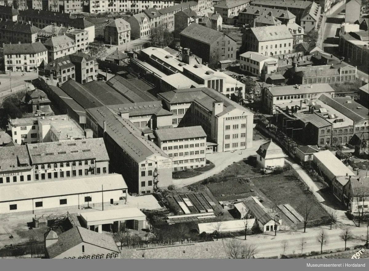 Luftfoto av fabrikkbygget til Trengereid Fabrikker på Solheim, Bergen.