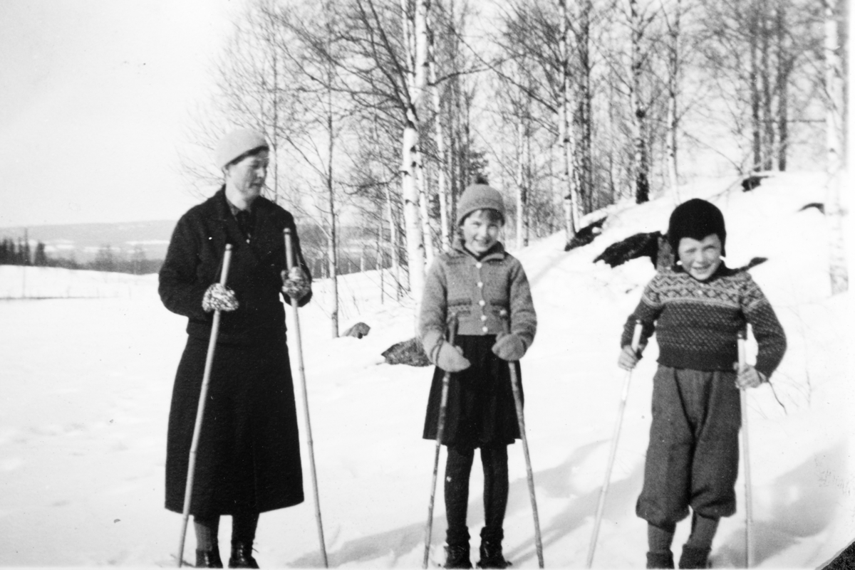 Helga, Marta H. og Harald M. på ski på Søndre Tomter (Ner-Tomter) i 1938 i nærheten av pannhuset (bryggerhuset). Vinter.