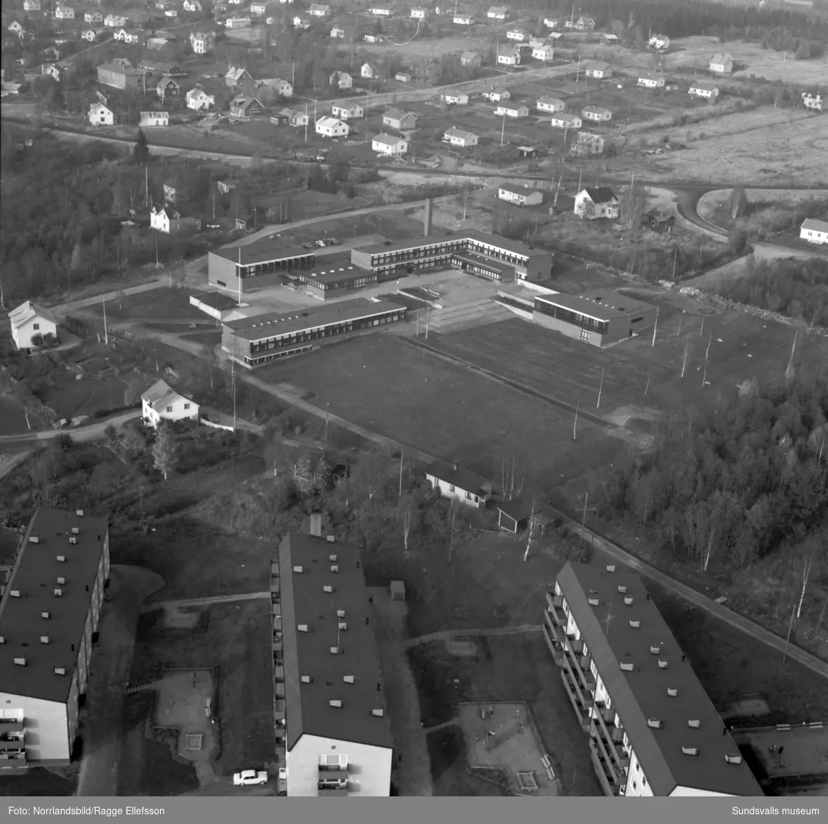 Flygfoton över Alnö nya centralskola, Vibackeskolan, samt omgivande bebyggelse.