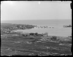 Oversiktsbilde over Kiberg. Huset til høyre er 'Gammelskolen