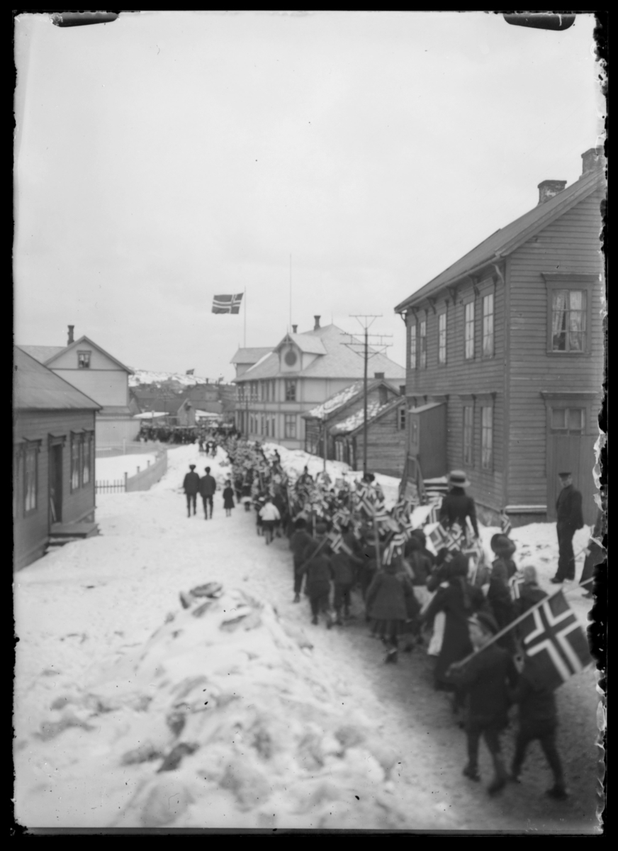 17 mai-tog i Vardø rundt 1920.