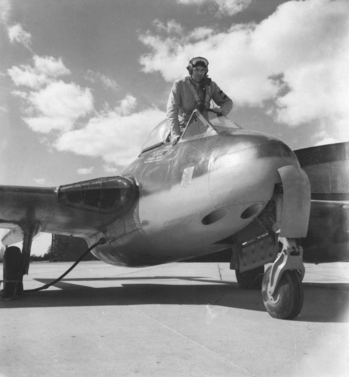 Flygdirektör Gunnar von Köhler vid flygplan J 28 på F 3 Östgöta flygflottilj, 1959.