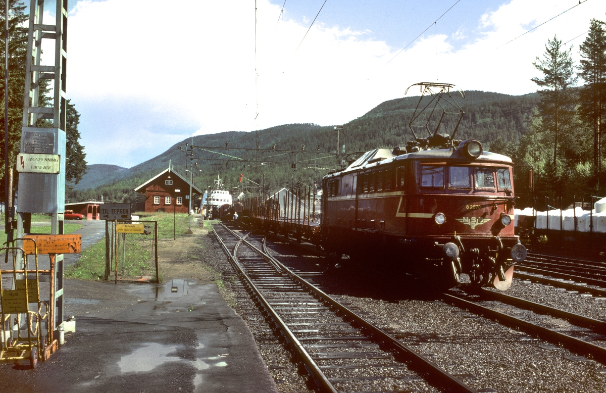 Skifting av godsvogner på fergen Storegut på Tinnoset med NSB elektrisk lokomotiv El 8 2070.