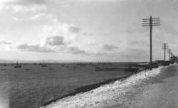 Vinterbilde fra Vadsø havn før andre verdenskrig, tatt fra H