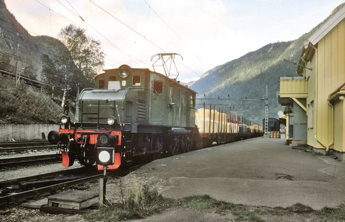 Godstog Rjukan - Mæl med elektrisk lokomotiv RjB 14 (El 1 2001) står klar til avgang på Rjukan stasjon. Norsk Hydro, Norsk Transportaktieselskap. Norsk Transport.