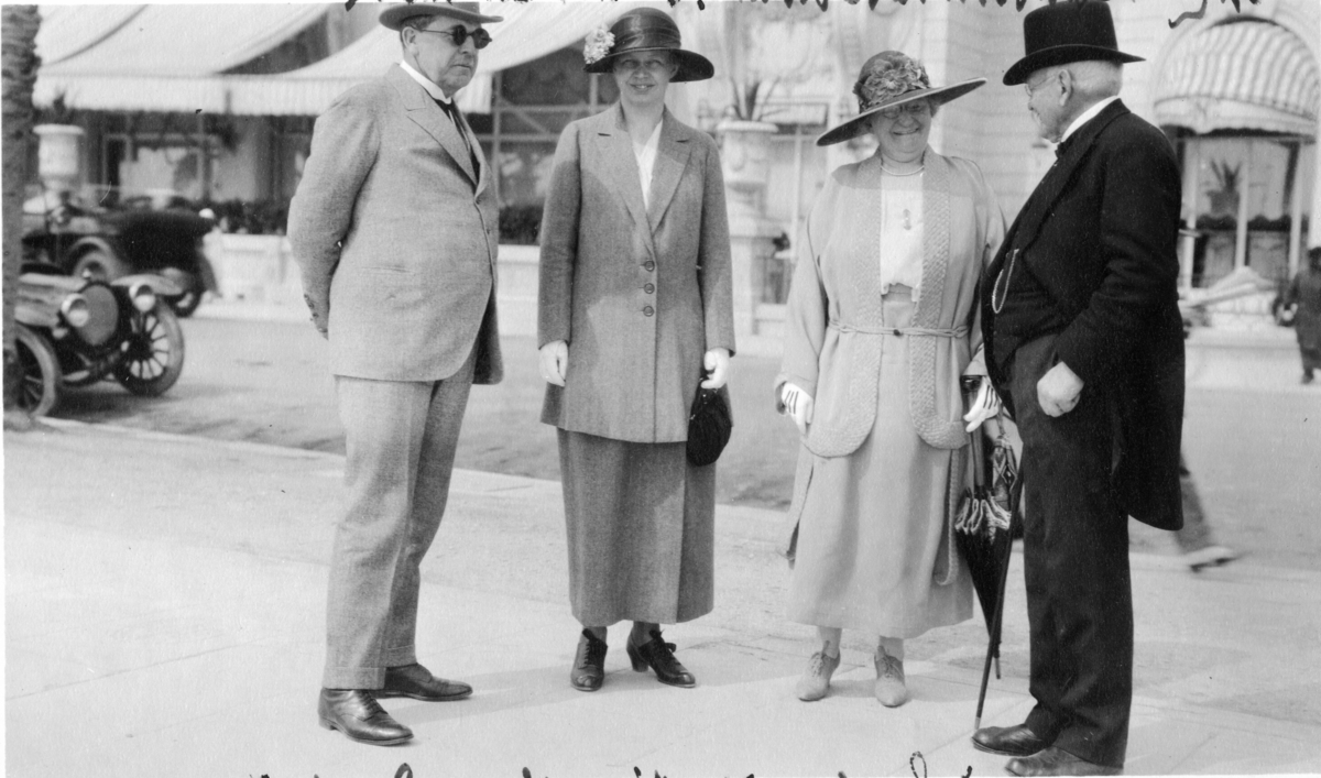 Fotoarkivet etter Gunnar Knudsen. Fire mennesker fotografert. Til høyre står Gunnar Knudsen. Bildet er tatt i 1923.