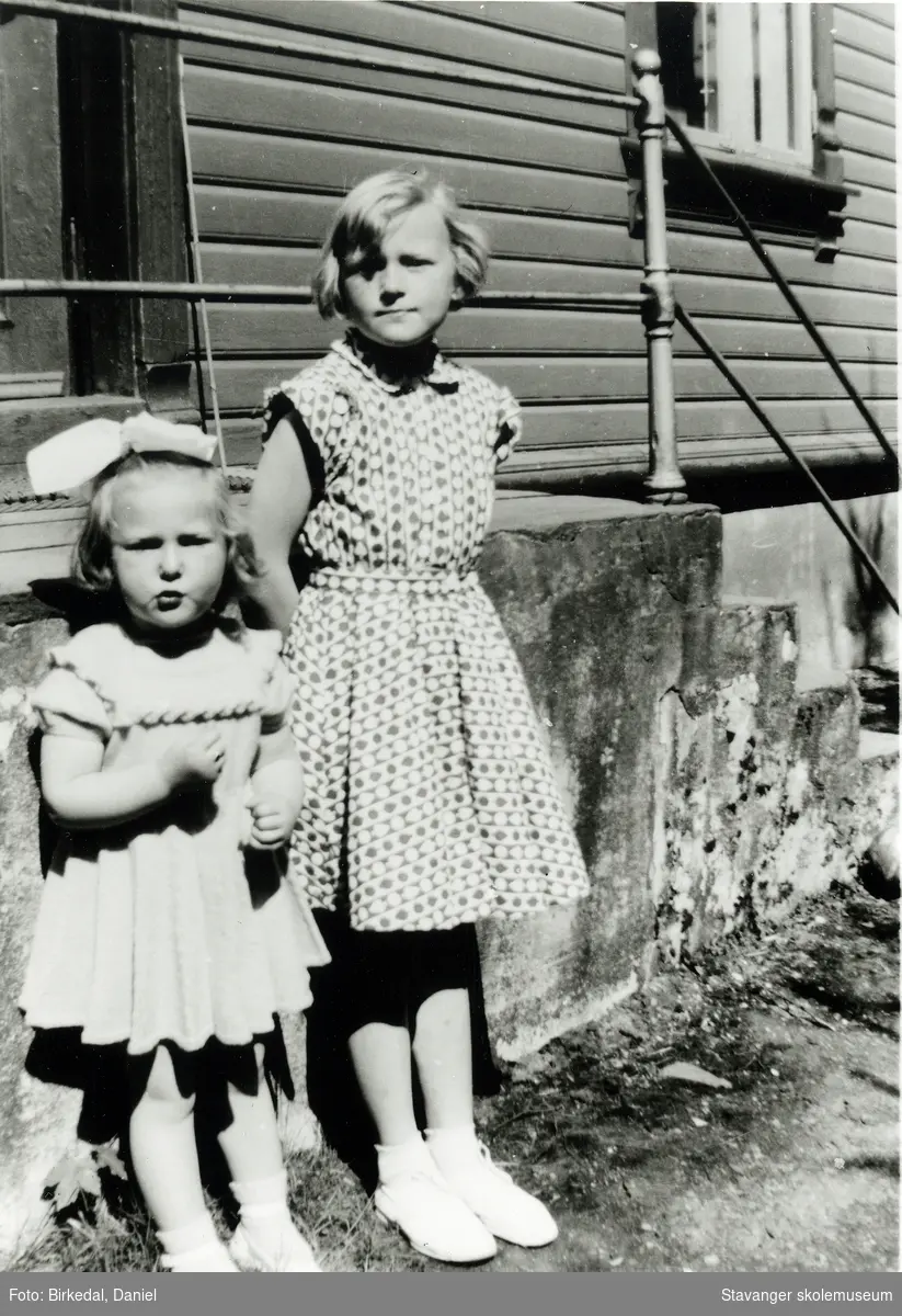 To søstre. Anne Lise og Jorunn Birkedal på besøk hos tante Anne Oftedal Pedersen. 1951.