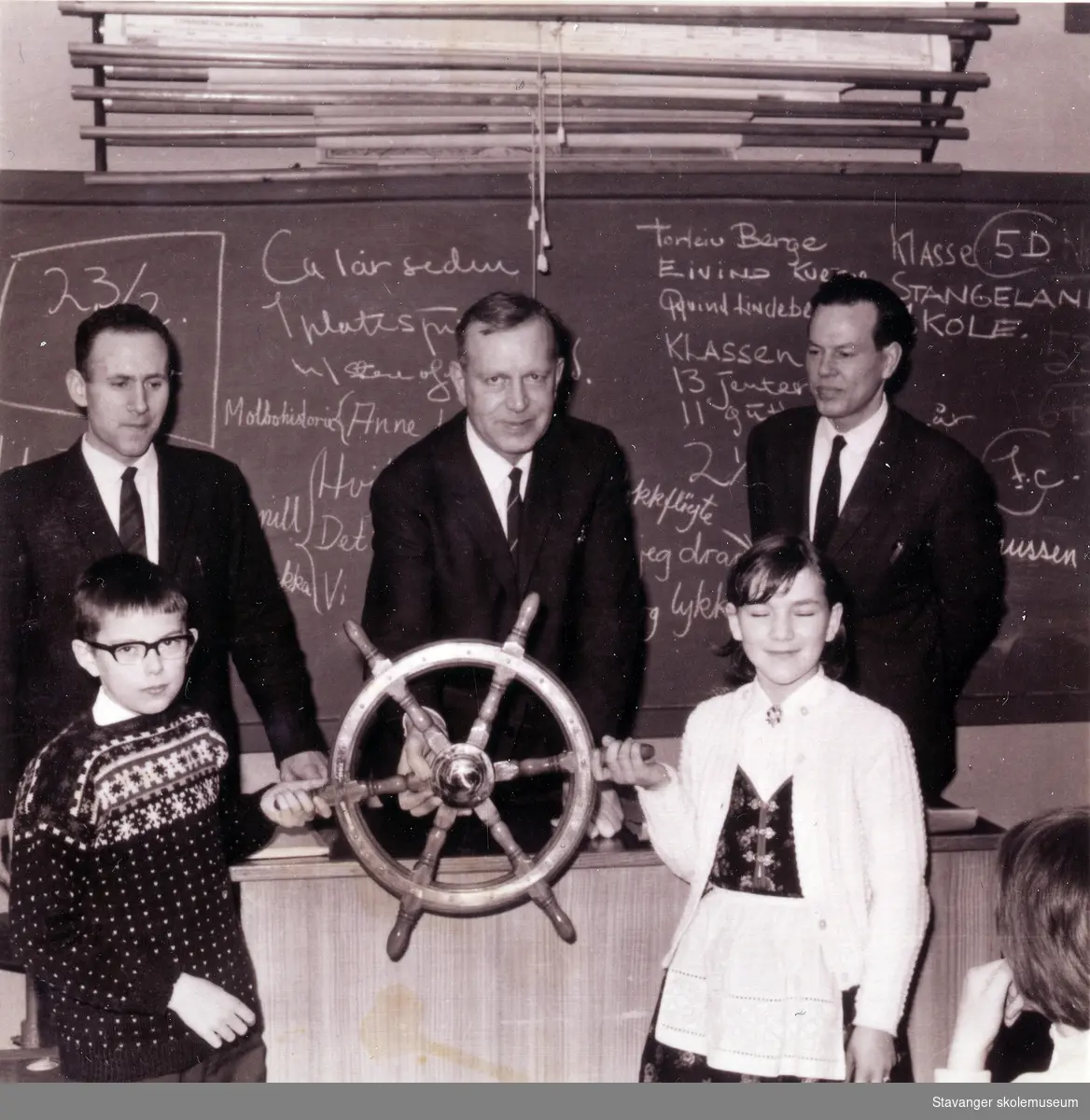 Stangeland skole, Sandnes, har mottatt gave fra en båt som klassen brevvekslet med. 1967.