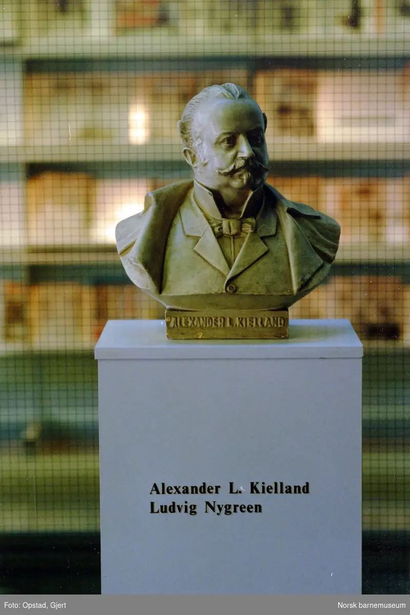 Statue av Alexander L. Kielland. Skulptør: Ludvig Nygreen
