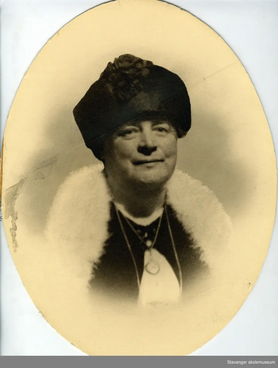 Portrett av Fru Elisabeth Wetteland, ,æresmedlem 1910-1927.