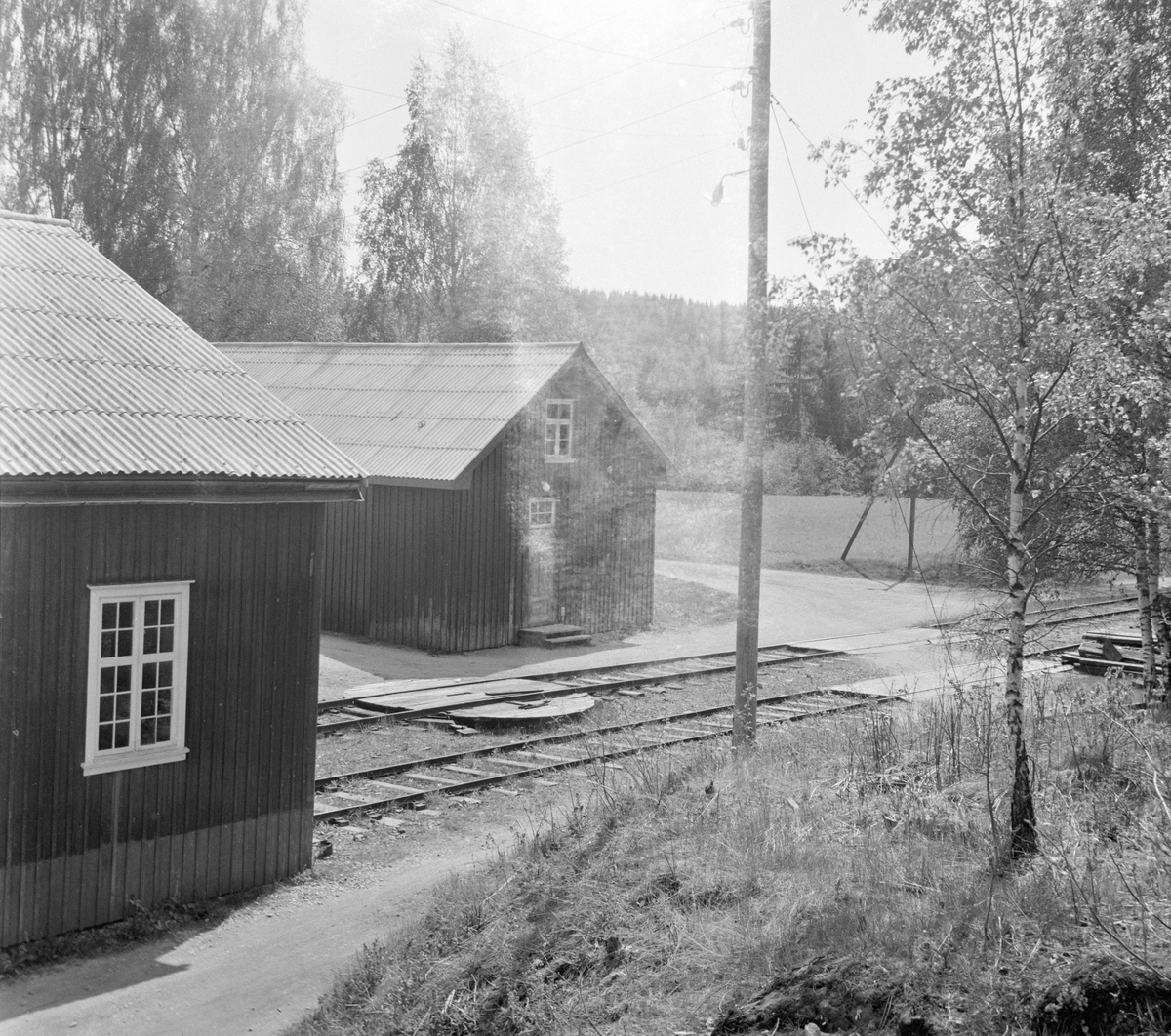 Motorvognstallen på Solbergfoss stasjon på den nedlagte Solbergfossbanen.