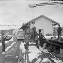 Godshuset på Sørumsand stasjon. En kappsag lastes over på je