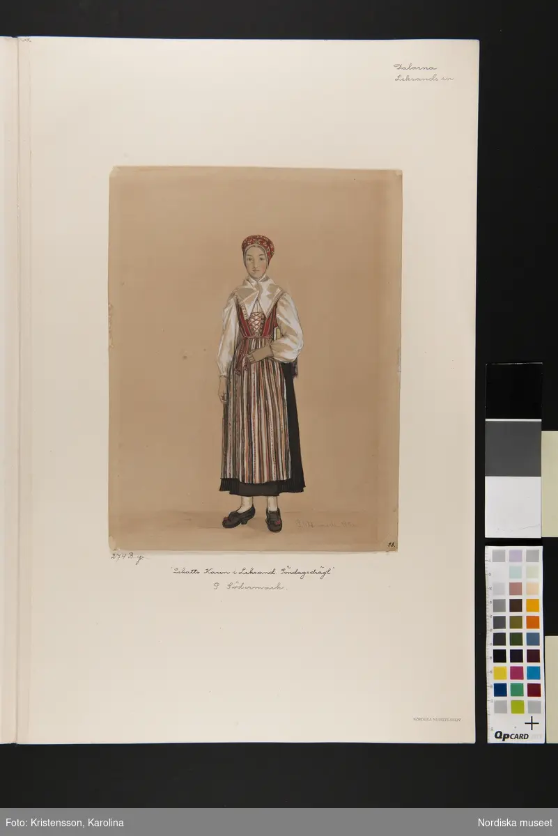 Kvinna, i helfigur, Lekatts Karin i Söndagsdräkt. P. Södermark 1850