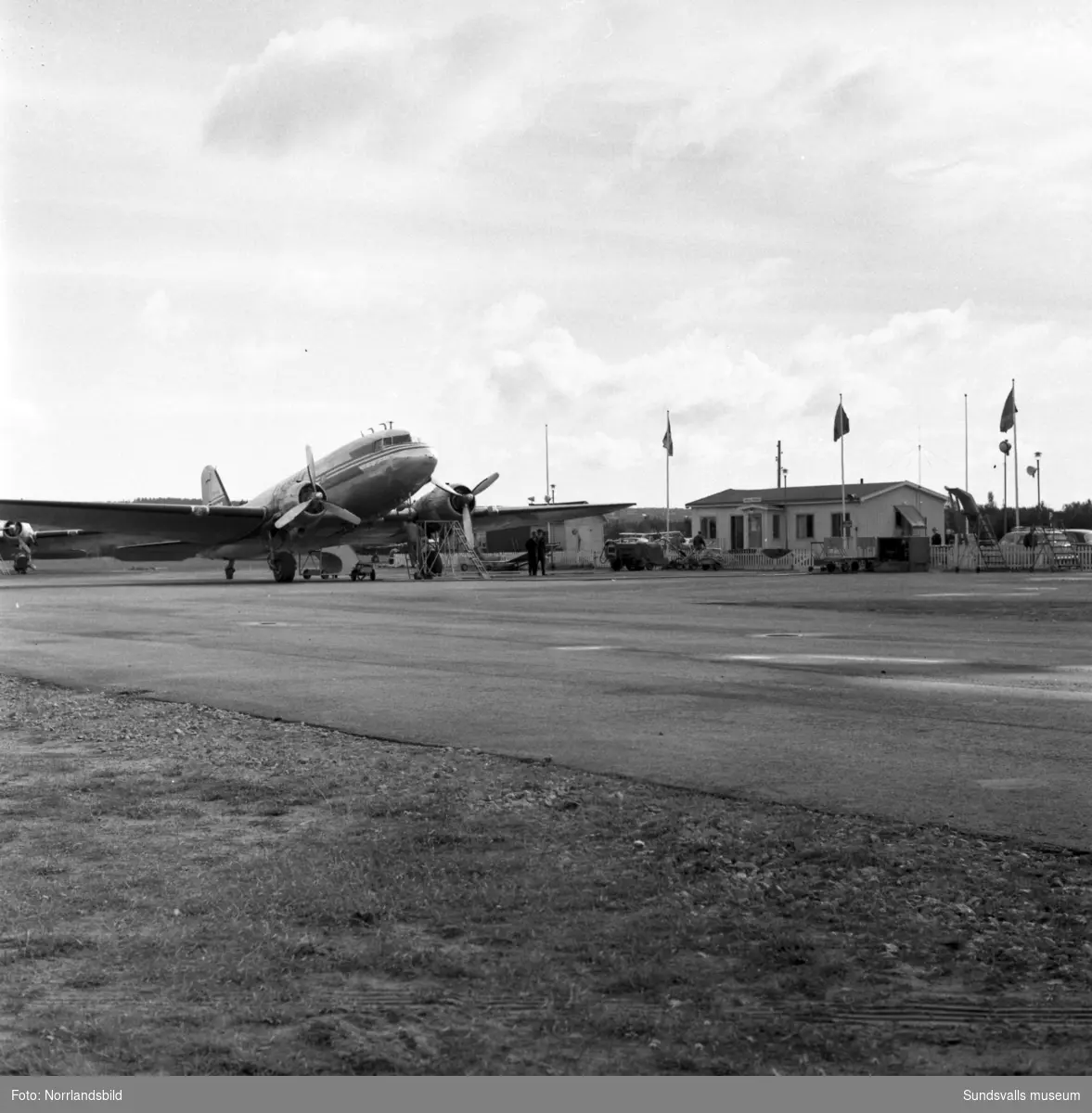 "Villa Tybo" på Skeppsholmen som 1960 inrymde flygtrafikledning och administration vid Midlanda flygplats samt även SMHI:s väderstation.
Som stationsbyggnad användes på den tiden en barack på 10x6 meter. Den nya terminalen stod klar 1961.
