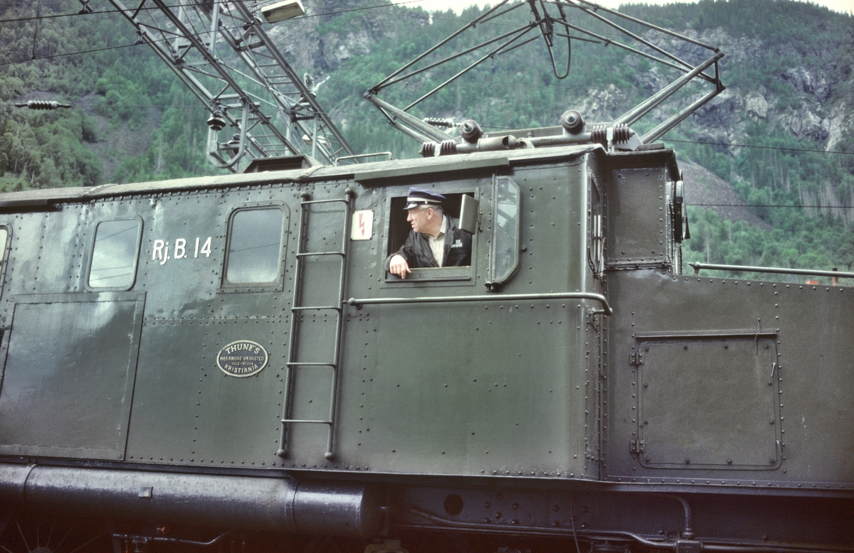 Lokomotivfører i arbeid på Rjukanbanens lokomotiv RjB 14 (NSB El 1 2001) under skifting på Rjukan stasjon. Norsk Hydro, Norsk Transportaktieselskap (Norsk Transport).