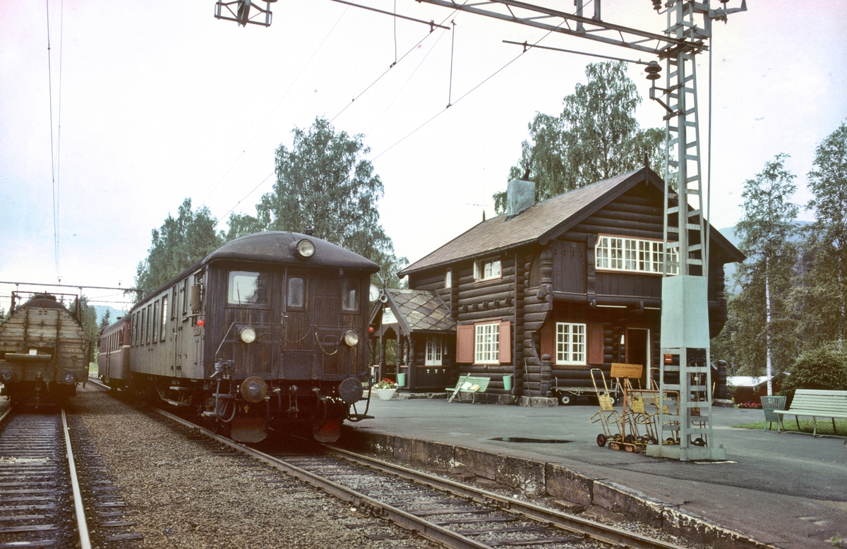 Persontog til Notodden og Nordagutu på Tinnoset stasjon. Styrevogn NSB type 65.