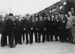 Fotoarkivet etter Gunnar Knudsen. Gruppe stortingsmenn etter