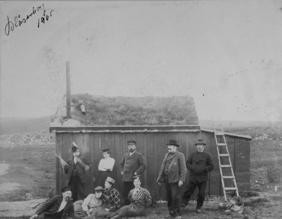 Damer og menn utenfor hytta i Blåsenborg 1905